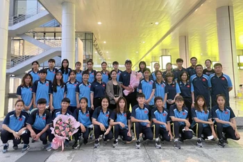 Các thành viên đội tuyển U18 nữ Việt Nam tại sân bay Nội Bài chiều 6/8. (Ảnh: VFF)