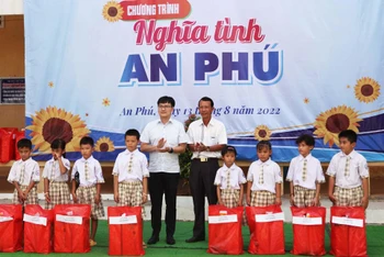 Trao quà cho trẻ em mồ côi vì dịch Covid-19 tại tỉnh An Giang.