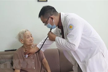 Bác sĩ Bệnh viện quận 11 Thành phố Hồ Chí Minh khám bệnh tại nhà cho người cao tuổi.