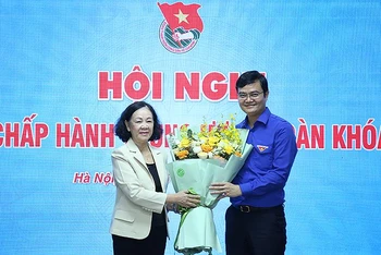Đồng chí Trương Thị Mai tặng hoa chúc mừng tân Bí thư thứ nhất Trung ương Đoàn Thanh niên Cộng sản Hồ Chí Minh Bùi Quang Huy.