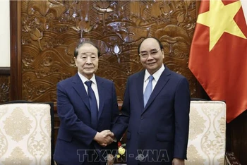 Chủ tịch nước Nguyễn Xuân Phúc tiếp nguyên Chủ tịch Hội Hữu nghị Hàn-Việt Choi Young-joo. (Ảnh: TTXVN)