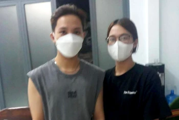 Hai sinh viên Thái Văn Thiện Tâm và Trần Minh Hiếu Thảo nhặt được 3 smartphone tìm trả lại người mất.