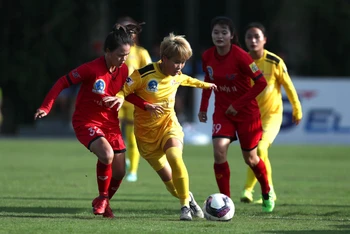 Phong Phú Hà Nam (áo vàng) giành 3 điểm trước Hà Nội II. (Ảnh: VFF)