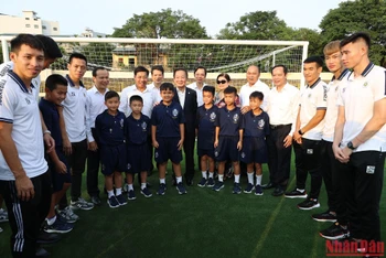 Các đại biểu, cầu thủ thành viên Hà Nội FC chụp ảnh lưu niệm cùng những học viên của Trung tâm đào tạo bóng đá trẻ Bắc Giang. 