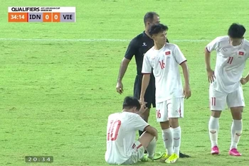 Các cầu thủ Việt Nam chịu sức ép không nhỏ từ không khí sân vận động Gelora Bung Tomo.