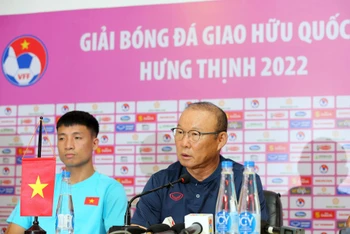 Huấn luyện viên Park Hang-seo và hậu vệ Bùi Tiến Dũng tại buổi họp báo. (Ảnh: VFF)