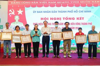 Ủy ban nhân dân Thành phố Hồ Chí Minh khen thưởng các cá nhân có thành tích xuất sắc trong thực hiện Chương trình giảm nghèo bền vững giai đoạn 2016-2020.