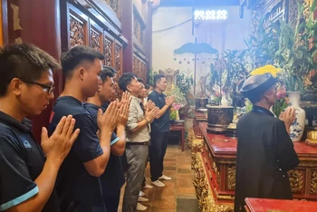 HLV trưởng Nguyễn Quốc Tuấn và các thành viên U17 Việt Nam thành kính dâng hương tưởng niệm các Vua Hùng. (Ảnh: VFF)