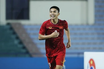 Cầu thủ Lê Phát lập cú đúp trong trận mở màn gặp U17 Đài Loan (Trung Quốc).