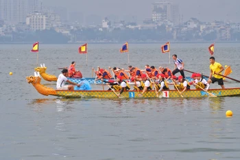 Các vận động viên tranh tài trên hồ Tây trong sáng 9/10.