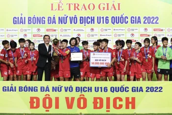 Các cô gái Phong Phú Hà Nam nâng cao chiếc cúp vô địch U16 quốc gia. (Ảnh: VFF)