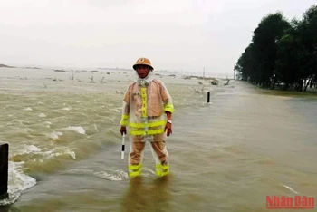 Công an huyện Quảng Điền (tỉnh Thừa Thiên Huế) đã cử lực lượng CSGT, Công an các xã, thị trấn triển khai các phương án ứng phó mưa lũ.