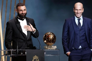 Tân chủ nhân của giải thưởng Quả bóng Vàng Karim Benzema cùng huyền thoại nước Pháp Zinédine Zidane. (Ảnh: Reuters)
