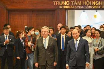 Chủ tịch nước Nguyễn Xuân Phúc và Tổng Thư ký Liên hợp quốc Antonio Guterres dự lễ kỷ niệm.