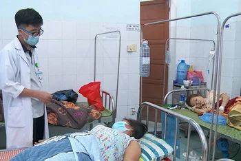 Bệnh viện đa khoa khu vực Quảng Nam tiếp nhận, điều trị bệnh nhân bị sốt xuất huyết.