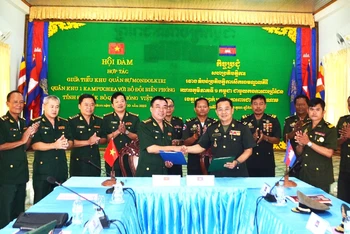 Lãnh đạo Bộ Chỉ huy Bộ đội Biên phòng tỉnh Đắk Lắk và Tiểu khu quân sự Mondulkiri, Campuchia ký biên bản hội đàm.