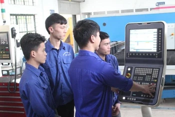 Nâng cao trình độ cho lao động Nghệ An để đáp ứng nhu cầu của các nhà tuyển dụng nước ngoài.