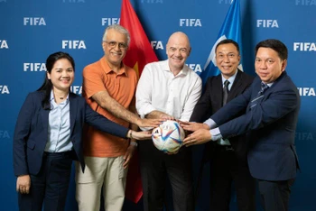 Chủ tịch FIFA Gianni Infantino (giữa) và Chủ tịch AFC Sheikh Salman bin Ebrahim Al Khalifa (thứ hai bên trái) chụp hình cùng lãnh đạo Liên đoàn bóng đá Việt Nam tại cơ quan đại diện của FIFA tại Paris. (Ảnh: VFF)