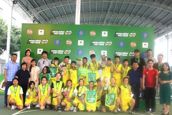Đội nam của Tiểu học Ba Đình và nữ Tiểu học Ngôi Sao Hà Nội nhận cúp vô địch.