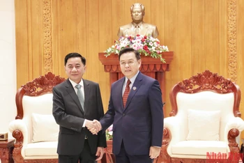 Chủ tịch Quốc hội Lào Saysomphone Phomvihane đón tiếp đồng chí Trần Cẩm Tú. (Ảnh: Trịnh Dũng)