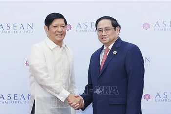 Thủ tướng Phạm Minh Chính gặp Tổng thống Philippines Ferdinand Marcos. (Ảnh: TTXVN)