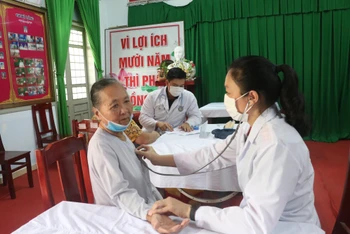 Bà con có hoàn cảnh khó khăn tại xã Thạnh Phú Đông (huyện Giồng Trôm, tỉnh Bến Tre) được các y, bác sĩ khám bệnh, phát thuốc miễn phí.