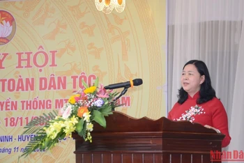 Đồng chí Bùi Thị Minh Hoài, Bí thư Trung ương Đảng, Trưởng Ban Dân vận Trung ương phát biểu tại Ngày hội Đại đoàn kết toàn dân tộc tại thôn An Thuận.