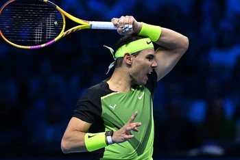 Nadal gặp khó tại ATP Finals 2022. (Ảnh: Reuters)