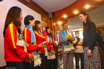 Thủ tướng New Zealand Jacinda Ardern gặp mặt các nữ tuyển thủ quốc gia Việt Nam.