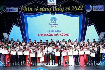 Trao thưởng tặng 68 đại biểu của chương trình “Chia sẻ cùng thầy cô” năm 2022.