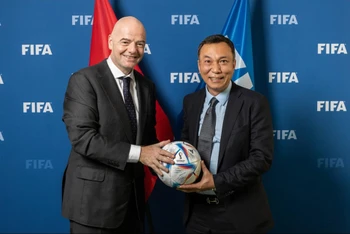 Chủ tịch VFF Trần Quốc Tuấn và Chủ tịch FIFA Gianni Infantino. (Ảnh: VFF)