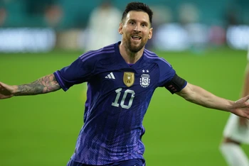 Messi ăn mừng bàn thắng vào lưới UAE. 