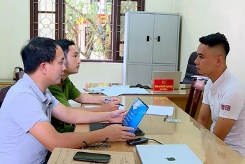 Công an tỉnh Bắc Ninh đấu tranh với đối tượng Nguyễn Duy Tùng, cầm đầu đường dây đánh bạc dưới hình thức cá độ bóng đá. (Ảnh: Bộ Công an)