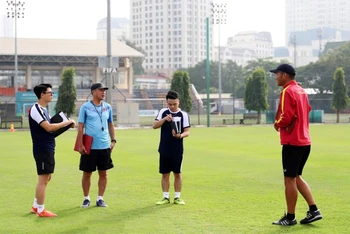 Giám đốc kỹ thuật Adachi Yusuke (áo xanh) áp dụng các phương pháp huấn luyện giúp vận động viên trẻ phát triển toàn diện. (Ảnh: VFF)