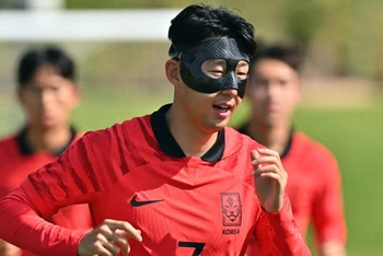 Tiền đạo Son Heung-min vẫn phải đeo miếng bảo vệ mặt trong các buổi tập của đội tuyển Hàn Quốc. (Ảnh: TTXVN)