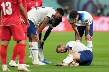 Harry Kane gặp chấn thương trong trận đấu đầu tiên của tuyển Anh gặp Iran. (Ảnh: Telegraph)