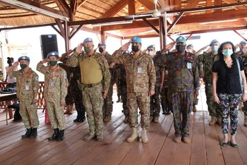 Các sĩ quan tại Cộng hòa Trung Phi. (Ảnh: Cục Gìn giữ hòa bình Việt Nam).