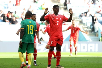 Embolo (số 7) từ chối mừng bàn vào lưới Cameroon. (Ảnh: Reuters)