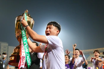 HLV Chun Jae-ho vô địch V-League 2022 cùng Hà Nội FC. (Ảnh: Hà Nội FC)