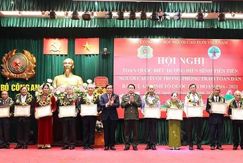 Đại diện lãnh đạo Bộ Công an, Trung ương Hội Người cao tuổi Việt Nam trao Bằng khen của Bộ Công an tặng các cá nhân có thành tích xuất sắc trong phong trào toàn dân bảo vệ an ninh Tổ quốc giai đoạn 2016-2021.