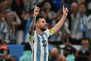 Tiền đạo Messi ăn mừng bàn thắng nâng tỷ số lên 2-0 trong trận Tứ kết gặp Hà Lan. (Ảnh: AFP/TTXVN)