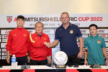 Hậu vệ Duy Mạnh, HLV Park Hang-seo cùng HLV Michael Weiss và đội trưởng Soukaphone Vongchiengkham của đội tuyển Lào. (Ảnh: VFF)