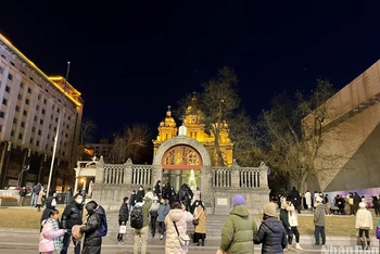 Sau khi nới lỏng hạn chế phòng dịch, phố đi bộ Vương Phủ Tỉnh ở thủ đô Bắc Kinh đã nhộn nhịp trở lại trong đêm Giáng sinh . (Ảnh: HỮU HƯNG)
