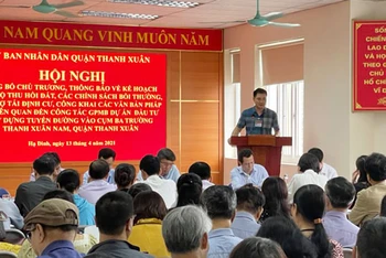 Ban quản lý dự án quận Thanh Xuân thông tin đến người dân về chính sách bồi thường, hỗ trợ tái định cư khi triển khai dự án xây dựng tuyến đường vào cụm 3 trường, phường Thanh Xuân Nam.