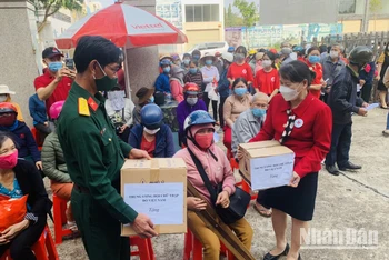 Hội Chữ thập đỏ tỉnh Đắk Lắk phối hợp Bộ Chỉ huy quân sự tỉnh tặng quà cho các gia đình có hoàn cảnh khó khăn trong dịp Tết Nguyên đán Nhâm Dần 2022.