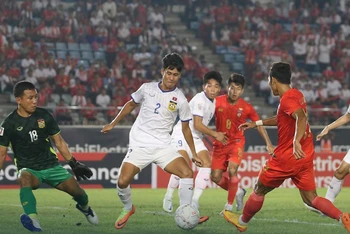 Đội tuyển Lào (áo trắng) suýt chút nữa đã giành chiến thắng trước Myanmar. 