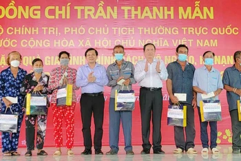 Đồng chí Trần Thanh Mẫn tặng quà Tết các gia đình khó khăn tại Bạc Liêu. 
