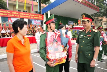Trung tướng Nguyễn Văn Nam tặng quà cho quân nhân xuất ngũ và thăm hỏi gia đình quân nhân.
