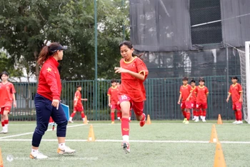 Các nữ tuyển thủ trẻ theo sát bài tập của ban huấn luyện. (Ảnh: VFF)