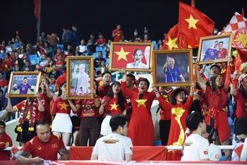 [Ảnh] Người hâm mộ "tiếp lửa" đội tuyển Việt Nam tại chung kết AFF Cup 2022
